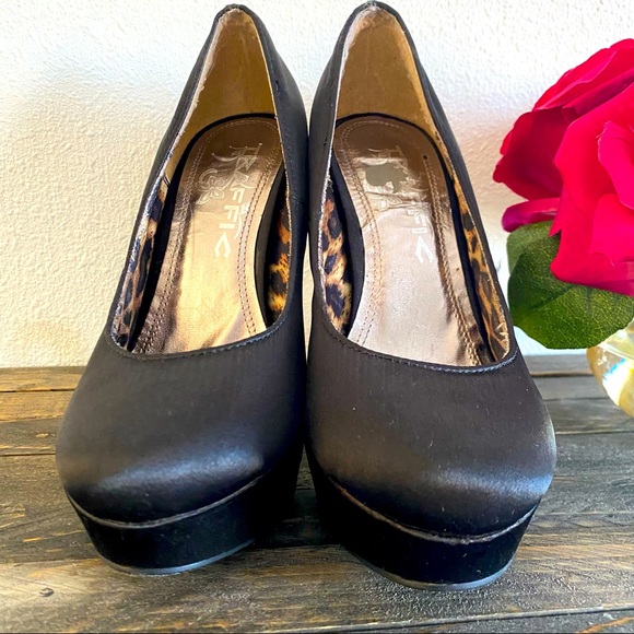 Traffic Satin Pumps (Size 6).🌹 - Picture 4 of 16